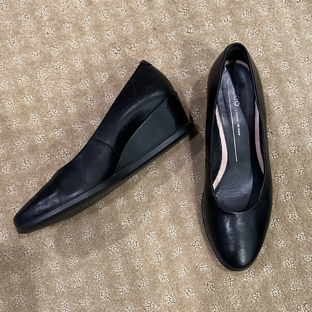 Ecco Elegant Black Leather Heels - Picture 2 of 3